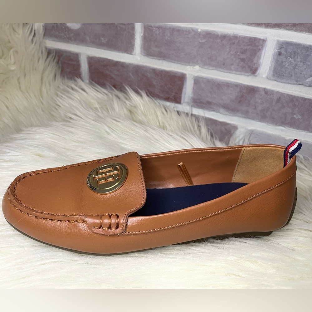 Tommy Hilfiger women’s brown leather slip on loafers flats